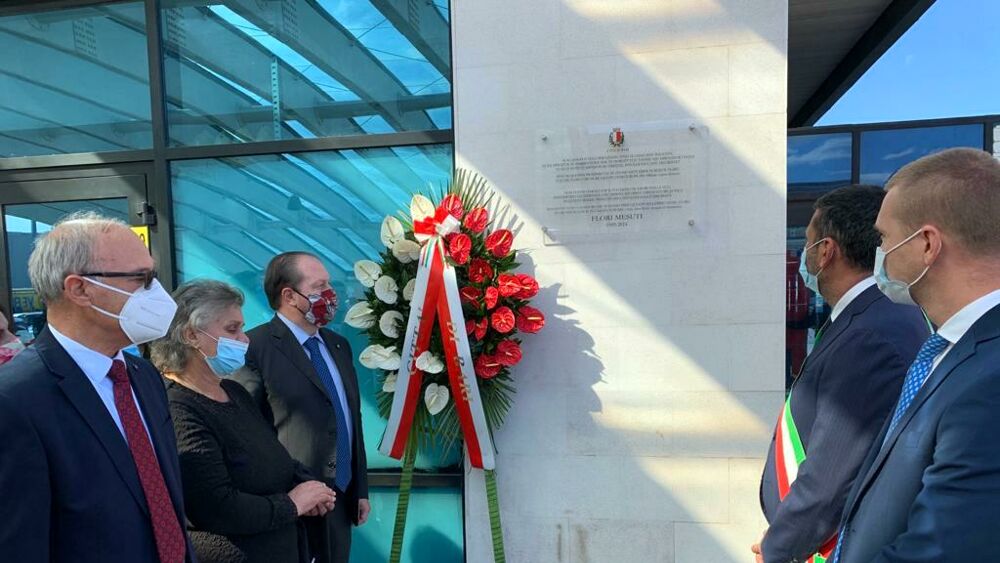 “Ti je një ambasador i paqes në botën e mbushur me urrejtje!” Në kujtim të të riut nga Durrësi vendoset pllaka përkujtimore në portin e Barit