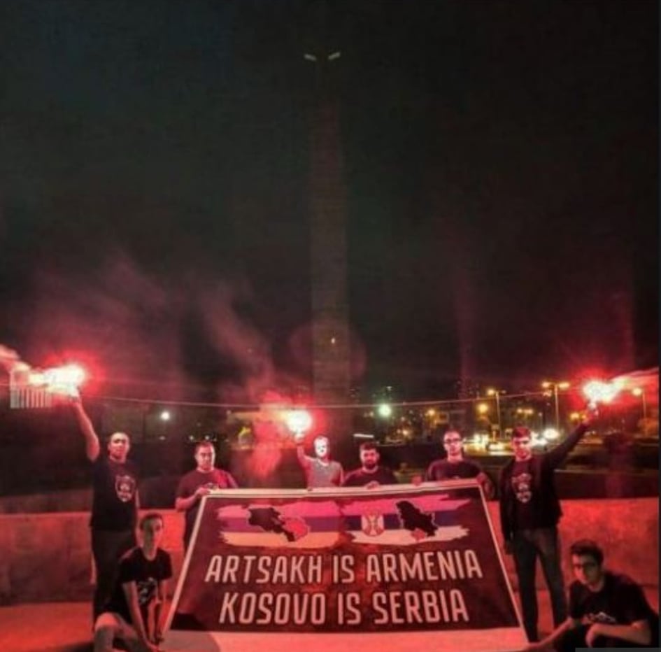 Janë në luftë, por e kanë mendjen edhe për provokime, tifozët armenë me banderolë kundër Kosovës