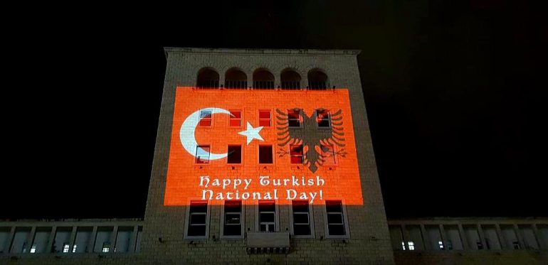 Turqia feston 97-vjetorin e shpalljes së Republikës, flamuri i saj shfaqet tek godina e UPT