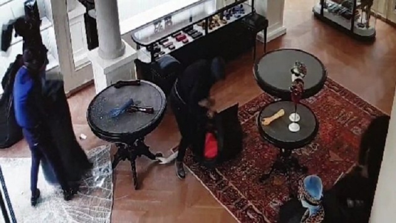 Serbi dhe boshnjaku vjedhin për 4 minuta mallra me vlerë 200 mijë euro të Gucci