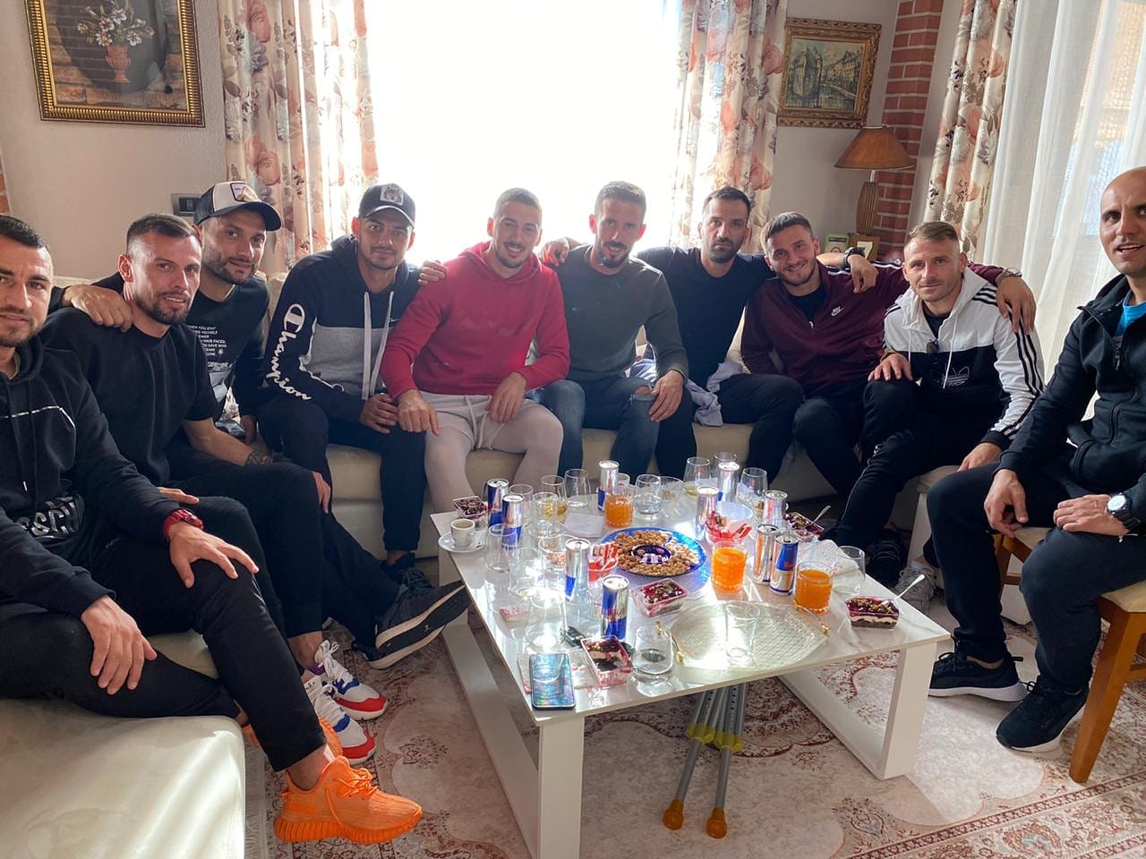 U detyrua t’i nënshtrohej ndërhyrjes kirurgjikale, mesfushori mirëpret shokët e skuadrës