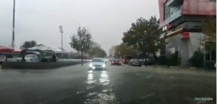 Problemet që po shkakton moti i keq në Durrës, 3 familjeve iu hyn uji në banesa