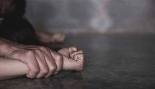 67-vjeçari kyen marrëdhënie seksuale me 13-vjeçaren