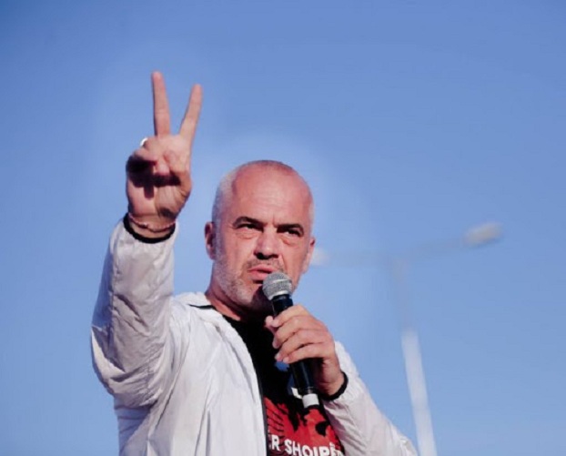 Arsyet përse poza “dy gishta lart” është e rrezikshme