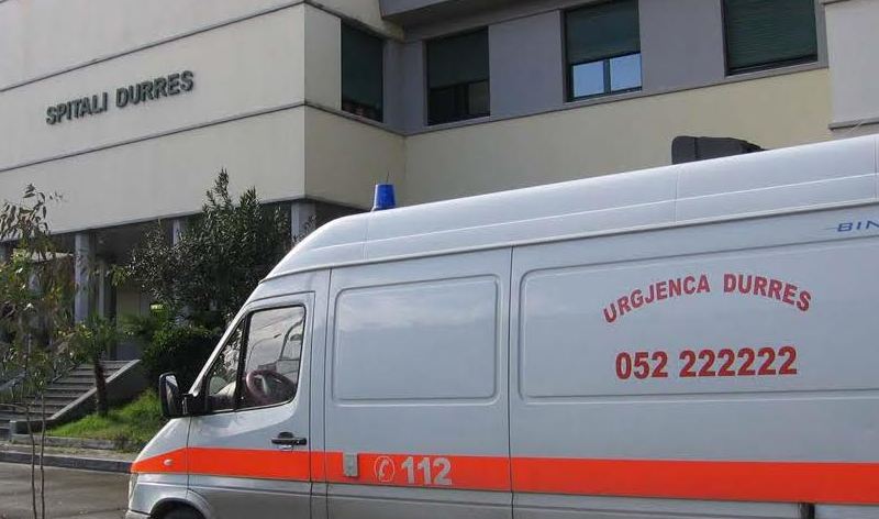 Plagoset me thikë një person në Durrës, përfundon në spital edhe autori