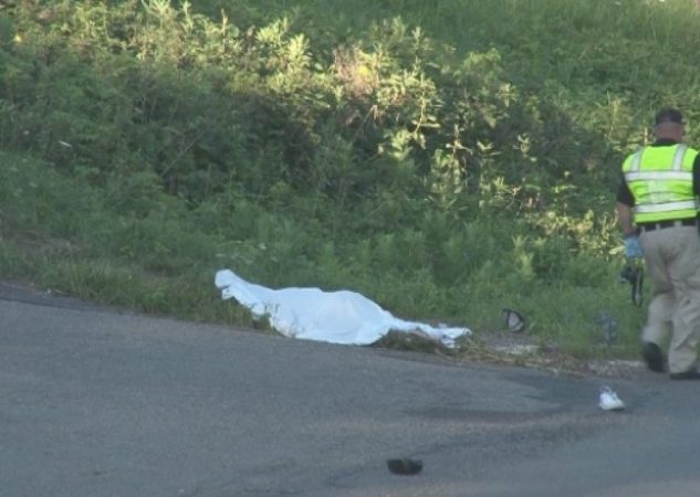 I shtrirë në anë të rrugës, gjendet një person i pajetë