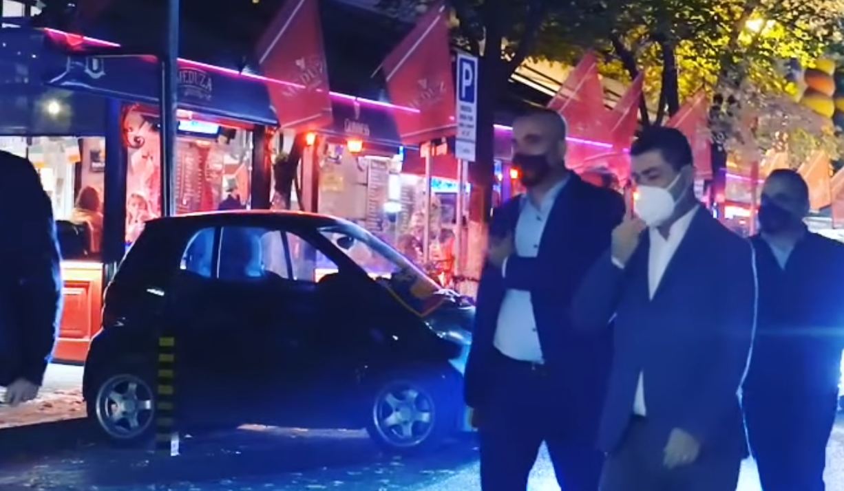 Halloween/ Ardi Veliu zbarkon në “Bllok”, apel prindërve: Mos lejoni fëmijët të grumbullohen në lokale