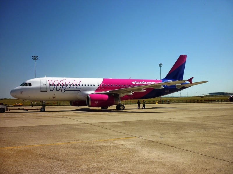 Bllokohen mbi 3 orë në avion pasagjerët e linjës Rinas – Venecia: Nuk na sqaron askush!