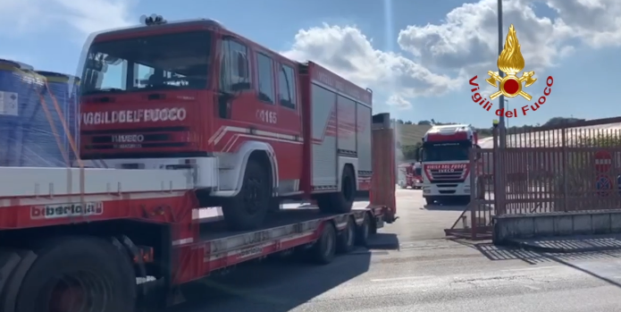 Italia i dhuron Durrësit disa automjete e pajisje zjarrfikëse, mbërrijnë nesër në port (VIDEO)
