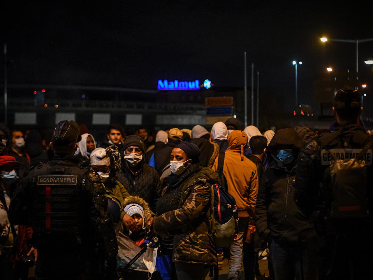 Policia shkatërron kampin e emigrantëve me dhunë