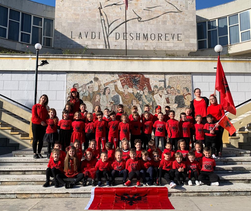 Të veshur kuq e zi, vogëlushët e kopshtit “Do Re Mi” përkujtojnë 28-29 nëntorin me një ekspozitë (FOTO & VIDEO)