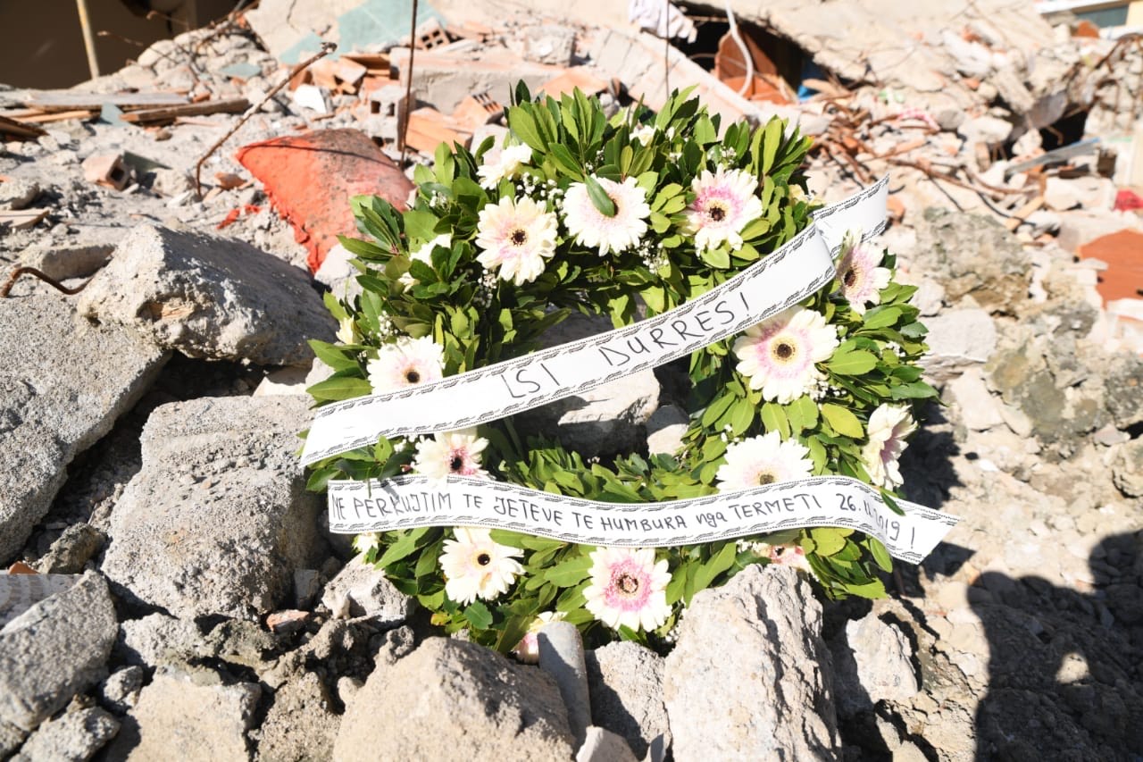 Të rinjtë e LSI Durrës vendosin kurora me lule në vendet ku humbën jetën 24 qytetarë (FOTO)