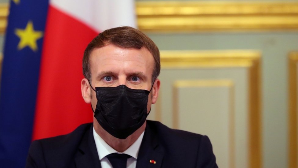 Macron mbron karikaturat: Janë pjesë e lirisë sonë, zemërimi nuk justifikon krimet