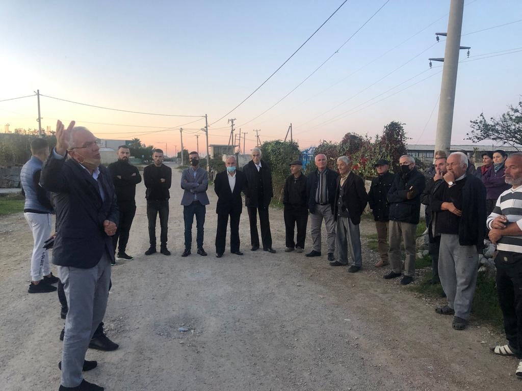 Xhaferraj takohet me banorët e Porto Romanos: Në 7 vite qeverisje të PS-së, banorëve vetëm iu futet dora në xhep