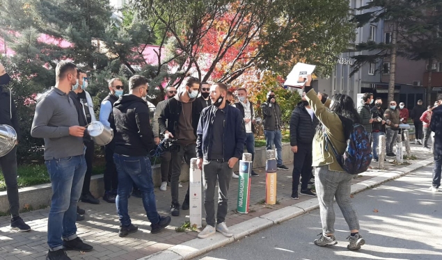 Protestë me tenxhere dhe lugë në Kosovë, punonjësit e restoranteve të pakënaqur me izolimin