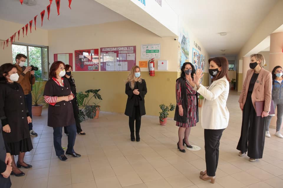 Ministrja e Arsimit: Puna e mësuesve të sakrificës së pandemisë do shkruhet me gërma të arta