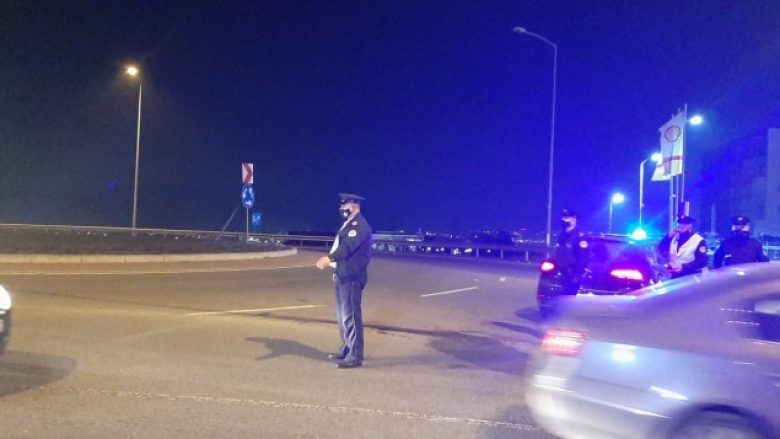 Kosovë: Policia dënon me gjobë 200 euro një qytetare që po kthehej nga puna në shtëpi