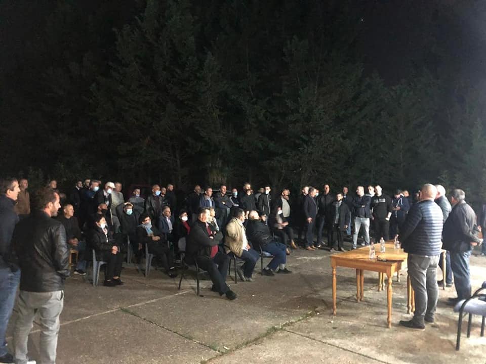 Xhaferraj takohet me banorë të Rrashbullit: Mungesa e infrastrukturës dhe varfëria janë shkaktuar nga keqqeverisja e Ramës, Dakos e Çelës