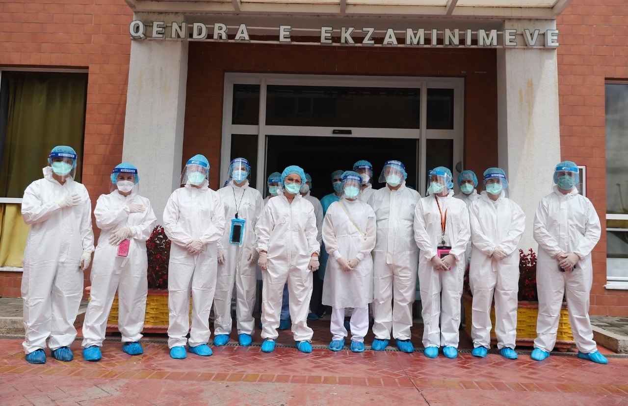 “Shtim të rasteve të humbjeve të jetës nga bluzat e bardha”, Meta thirrje qeverisë: Trajtim financiar për mjekët dhe infermierët