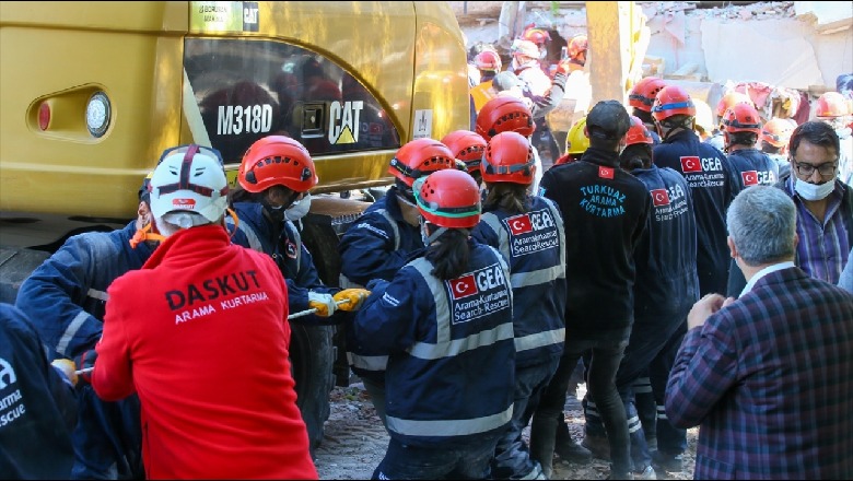 Shkon në 73 numri i viktimave të tërmetit në Izmir