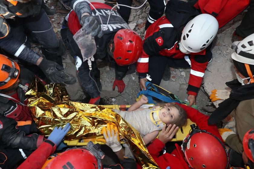 Ndodh mrekullia në Turqi, 4-vjeçarja nxirret nga rrënojat e tërmetit pas 91 orësh (VIDEO+FOTO)