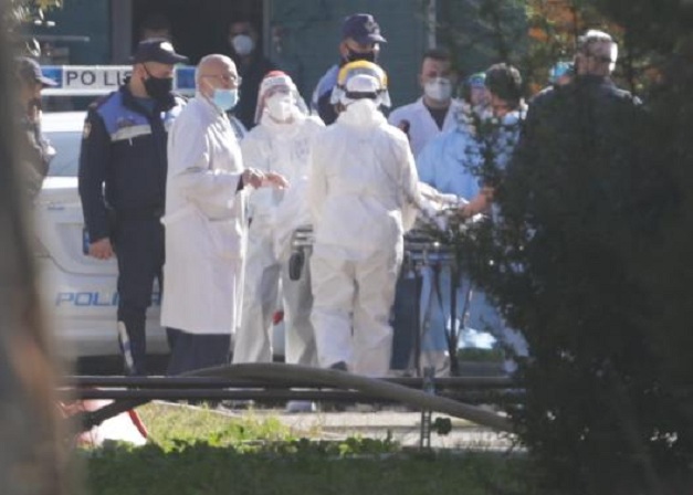 FOTO/ Momenti kur 69-vjeçari i hedhur nga Infektivi transportohet në spital