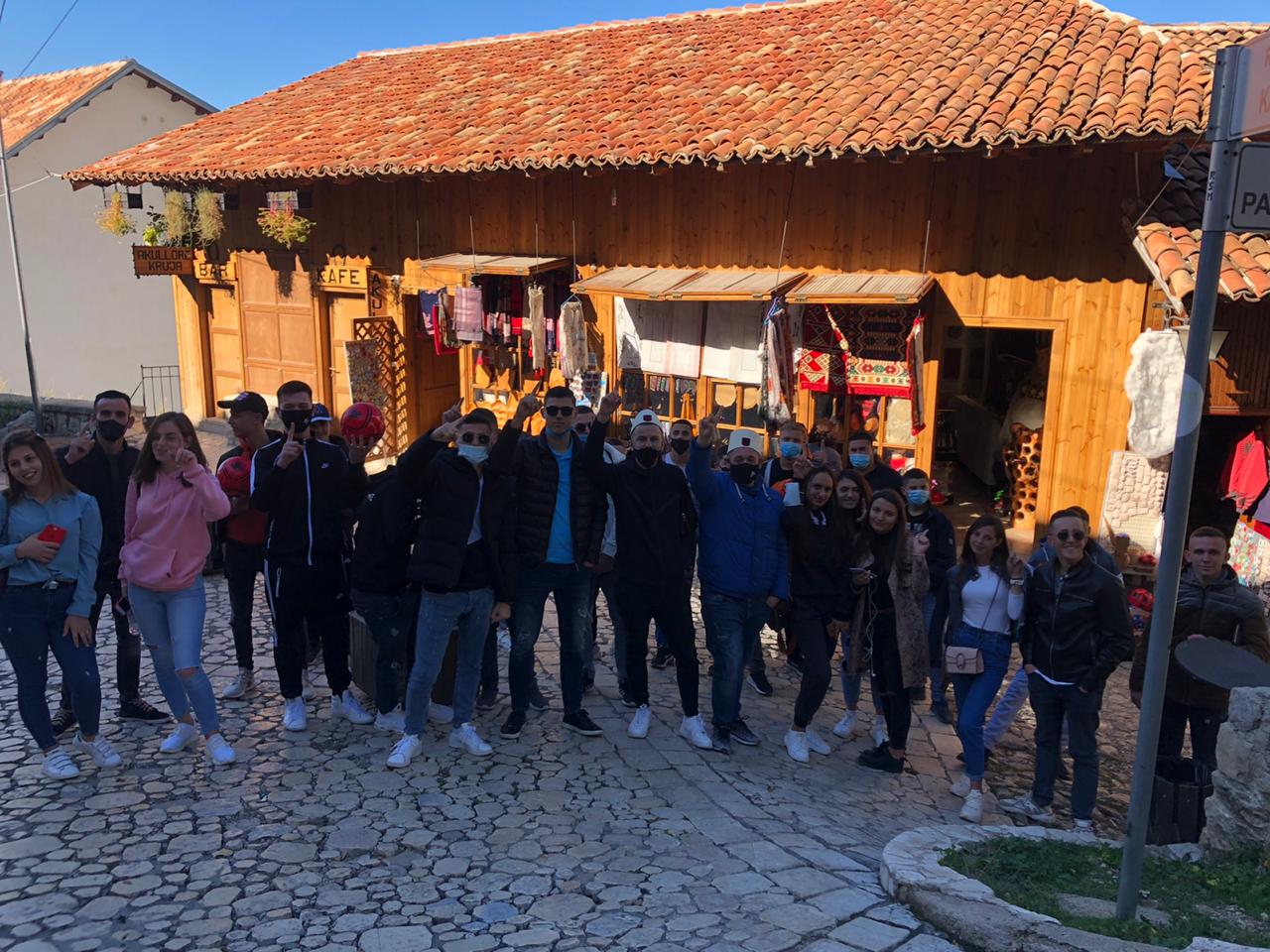 Kryebashkiaku Arbana heq kostumin zyrtar, i bashkohet FRESSH Shijak në një ekskursion