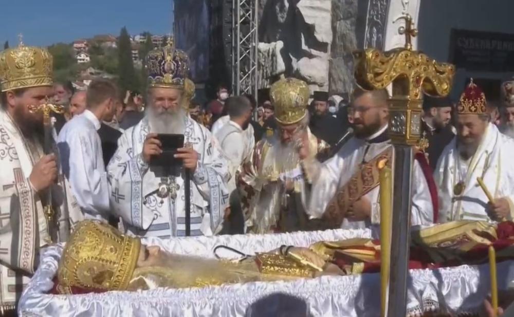 Pamje shokuese në Malin e Zi/ Vdiq nga Covid, besimtarët i puthin duart mitropolitit (VIDEO)