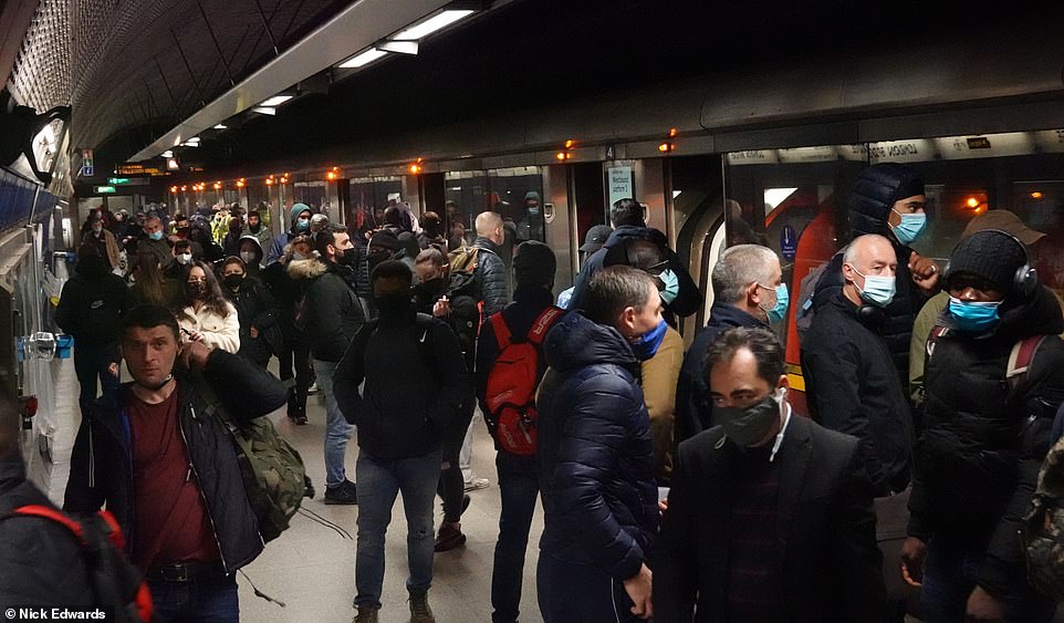 Nis izolimi në Angli, qytetarët të bllokuar deri në dhjetor, por metrotë e Londrës të mbushura plot