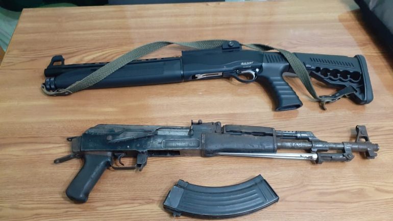 Me shotgun dhe municion luftarak, prangosen 3 persona