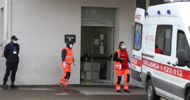 Humb betejën me Covid-19 një tjetër mësuese