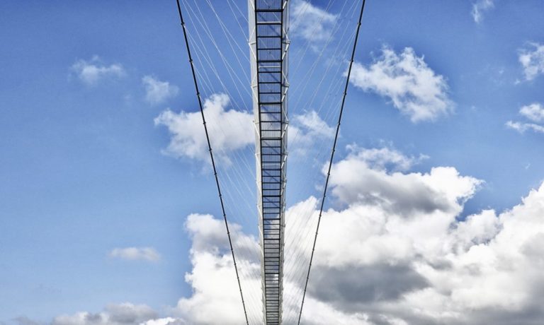 Përurohet ura për këmbësorë më e gjata në botë