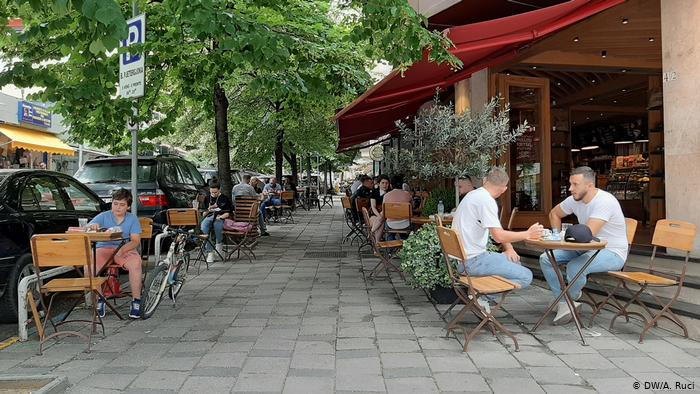 “DW”: Covid-19 po del jashtë kontrollit në Tiranë, ekspertët paralajmërojnë karantinë të pjesshme