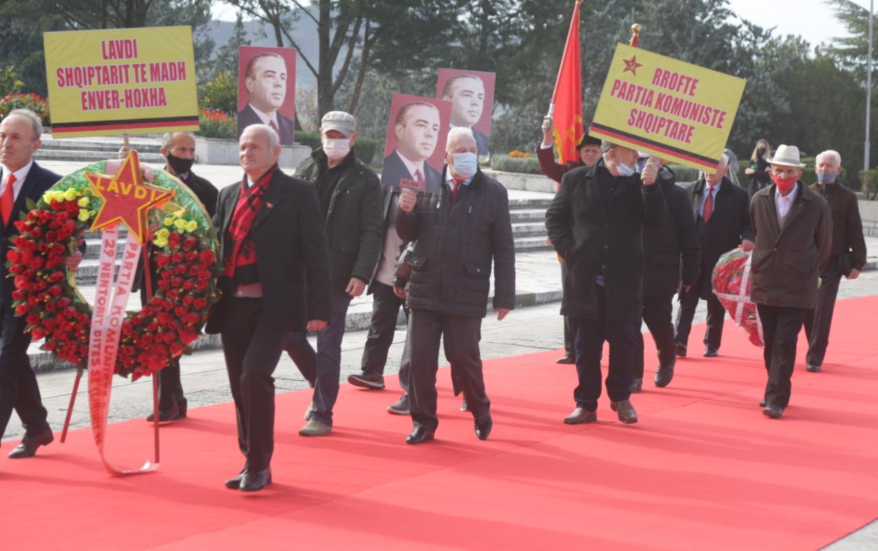 “Lavdi shqiptarit të madh Enver Hoxha”, komunistët nderojnë me grusht dhe vendosin lule te Varrezat e Dëshmorëve