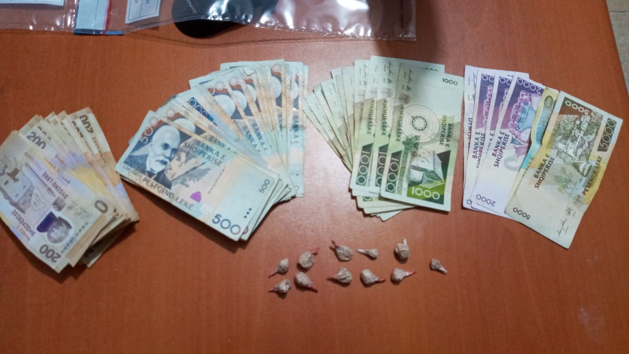 Sekuestrohen 11 doza heroinë dhe një sasi parash në Durrës, pranga 17-vjeçarit