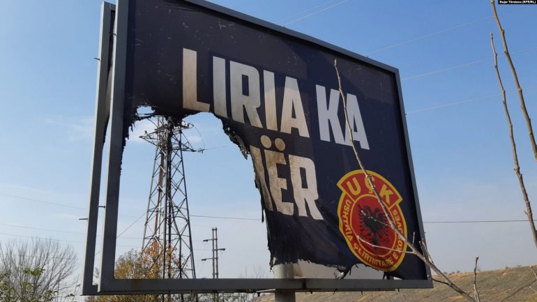 Digjet banderola “Liria ka emër UÇK” në Graçanicë