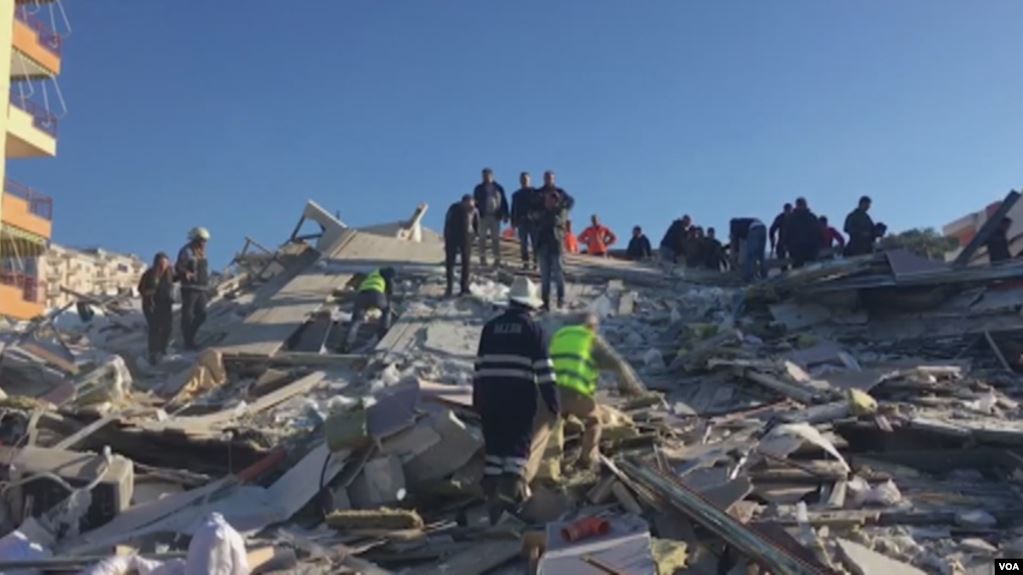 Një vit pas tërmetit, mbi 50 të arrestuarit janë të lirë