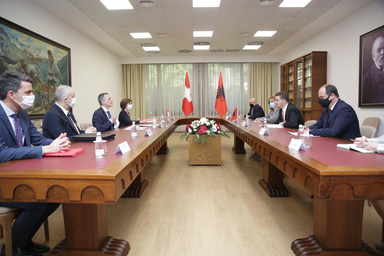 Cakaj pret Ministrin e Jashtëm të Zvicrës, ja dy temat e bisedës