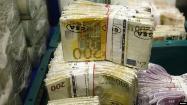 Taksisti gjen çantën me 350 mijë euro, ia kthen të zotit!