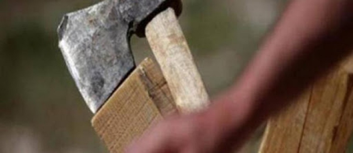 Qëlloi me sëpatë një person, arrestohet 55-vjeçari