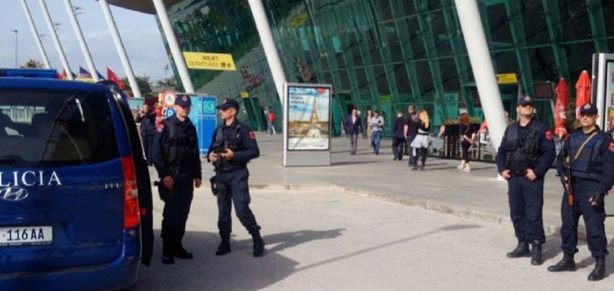 Donte të përfitonte azil nga vëllai i mitur, kapet në Rinas 24-vjeçarja