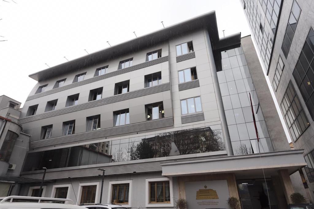 “Ndaloni përdorimin e antibiotikëve”/ Udhëzimi i ri për mjekët, përcakton mjekimet në shtëpi