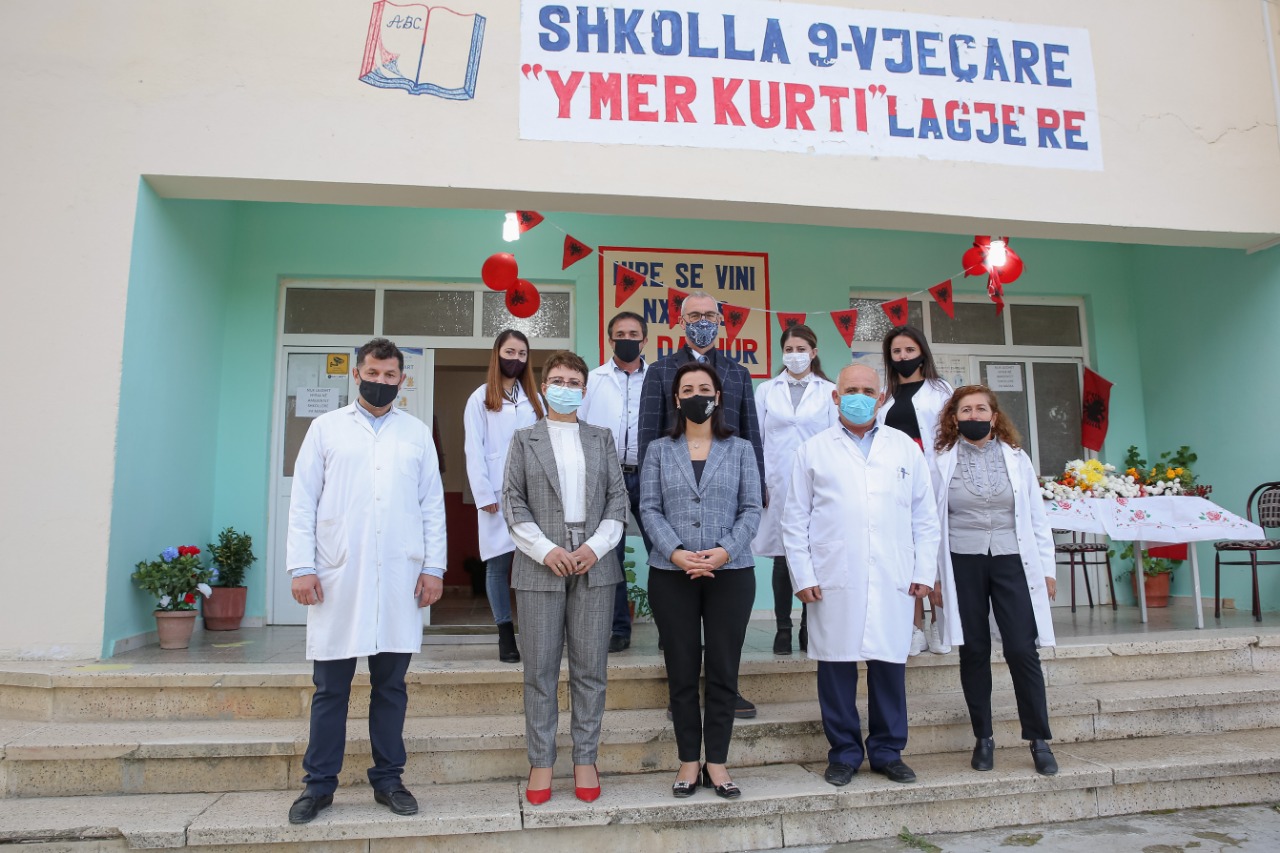 Ministrja Kushi në Ndroq, inspektim dhe shpërndarje tabletash për nxënësit e klasave kolektive