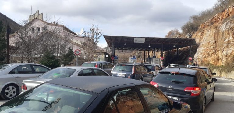 Greqia forcon  masat, mbyllet kufiri në Kapshticë