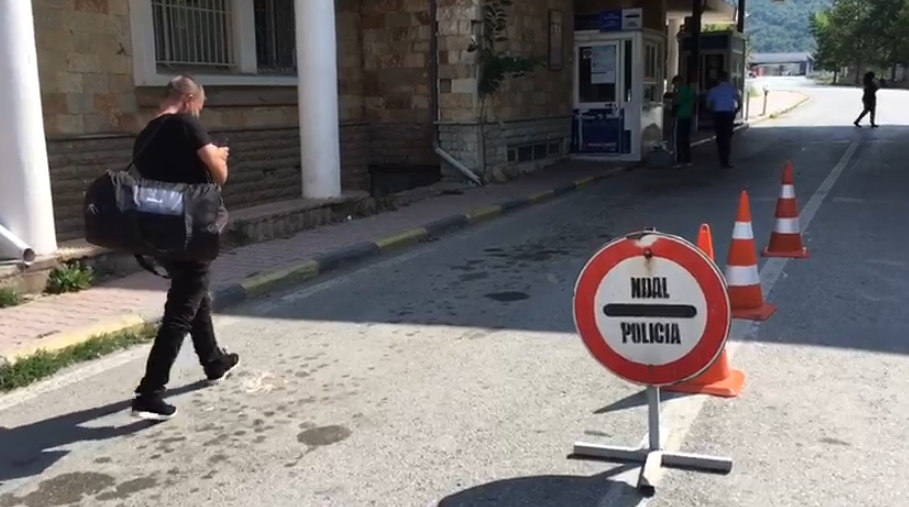 Nga sot Kapshtica e mbyllur/ Kamionët me mallra të bllokuar në radhë: Nuk kemi marrë asnjë njoftim!