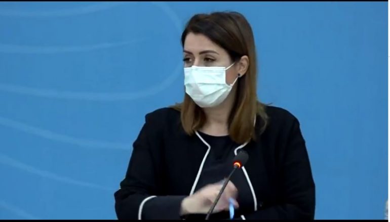 Pacientët me viktimat nga Covid-19 qëndrojnë me orë të tëra në një dhomë? Ja si përgjigjet Manastirliu