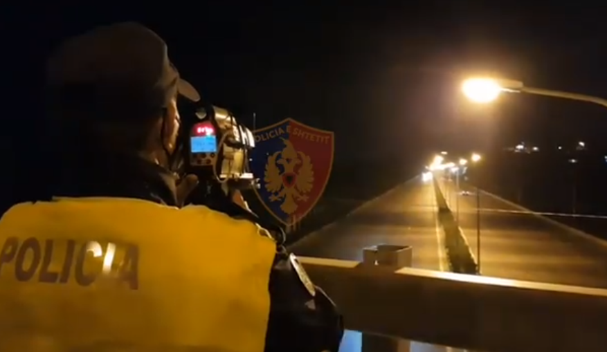 Me shpejtësi “skëterrë”, policia arreston 2 shoferë, u heq patentën 11 të tjerëve