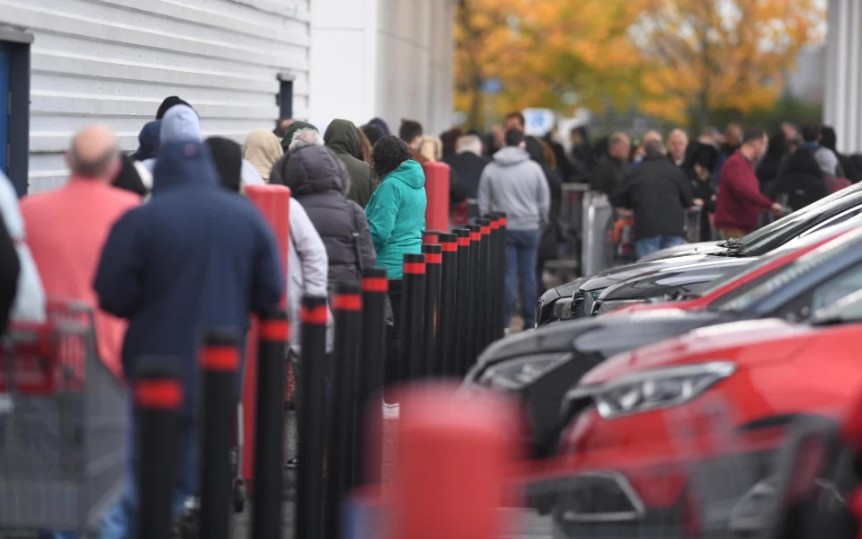 Britania do të futet në izolim, qytetarët dynden në supermarkete