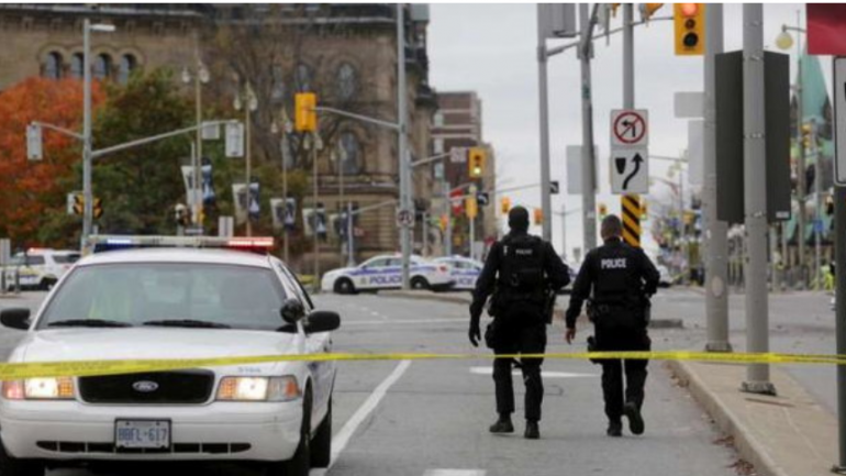 I riu me veshje “mesjetare” vret me shpatë dy persona në Kanada