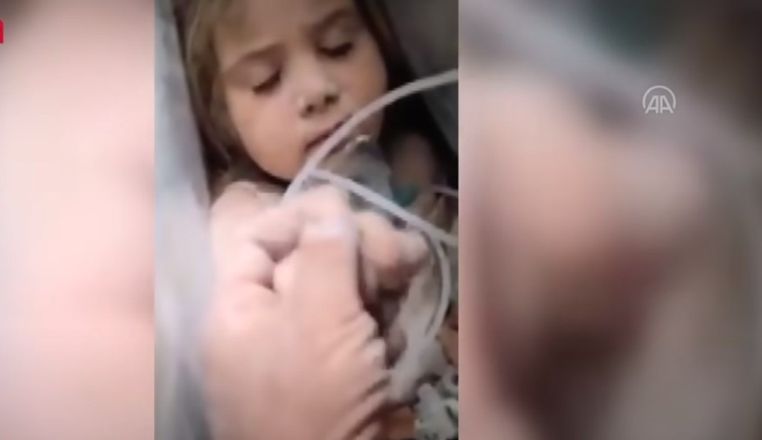 Video që përloti Turqinë! Vajza e vogël nën rrënoja nuk i lëshon dorën shpëtuesit të saj